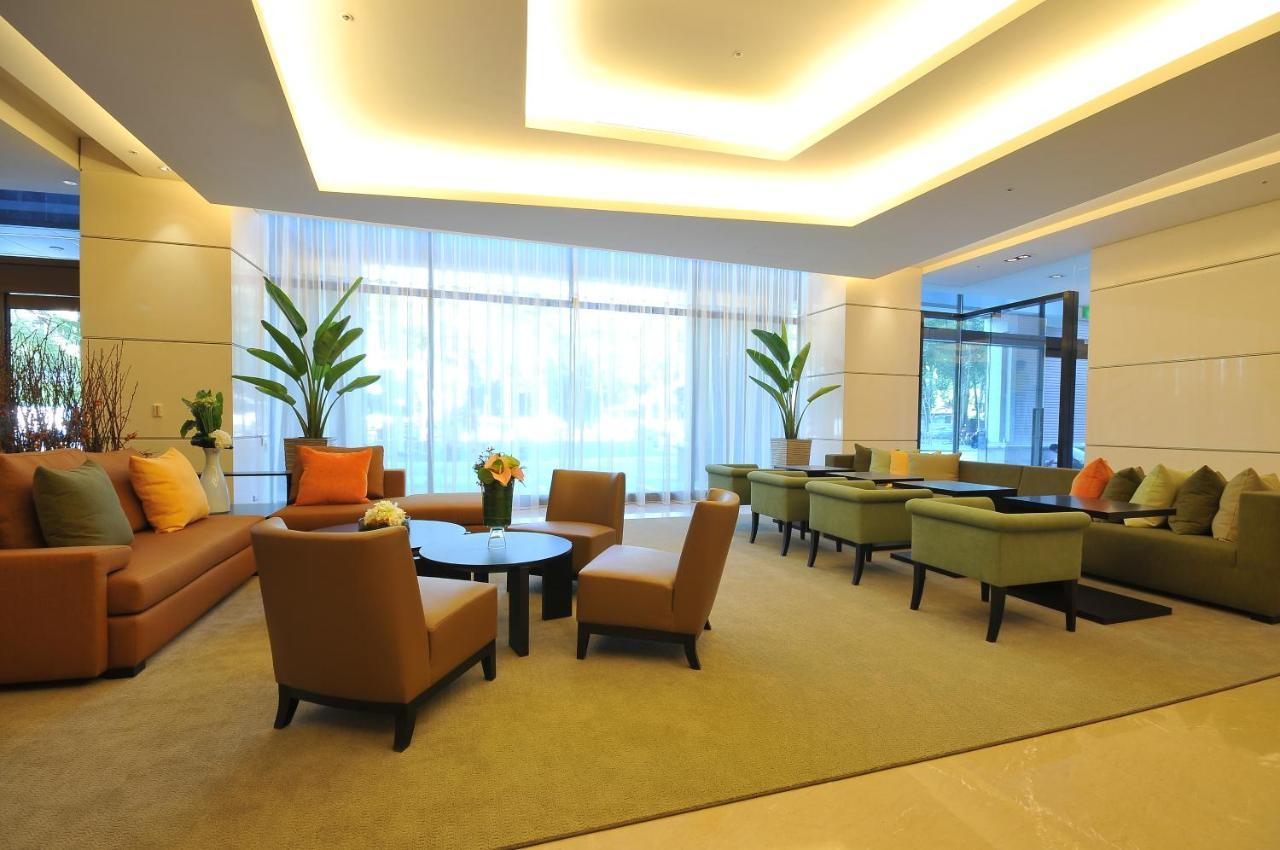 Academy Hotel Тайнан Екстериор снимка