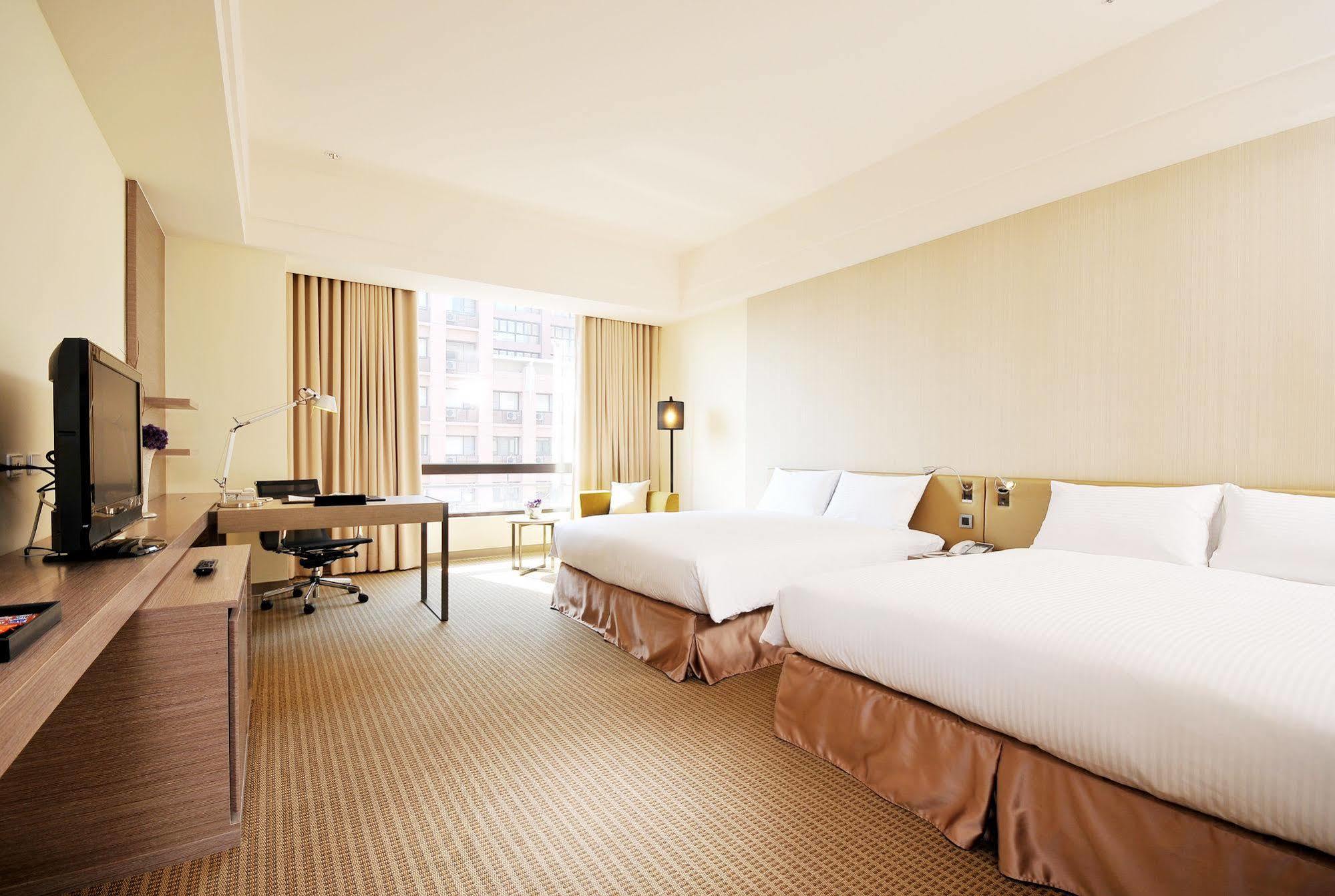 Academy Hotel Тайнан Екстериор снимка