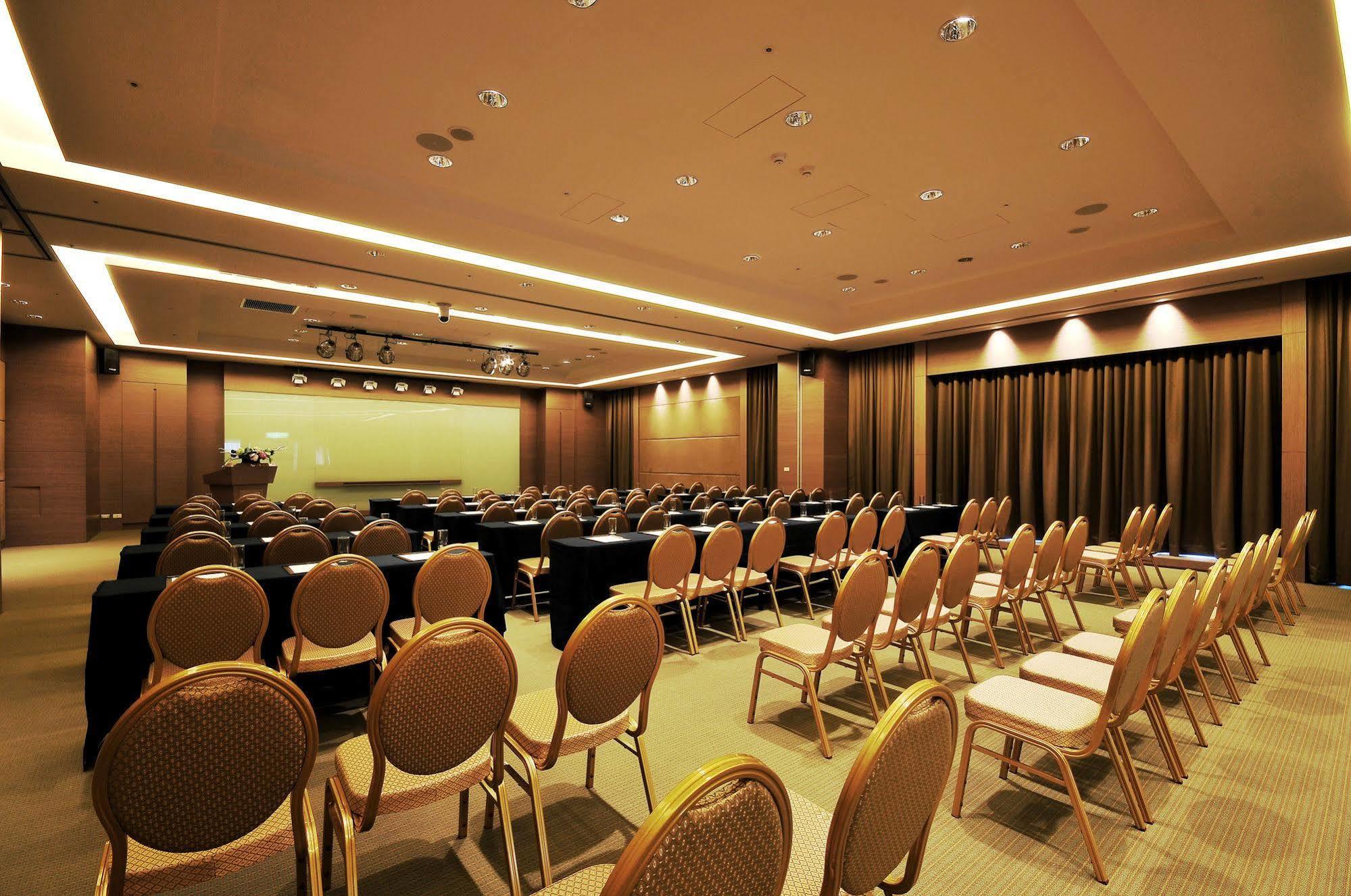 Academy Hotel Тайнан Екстериор снимка