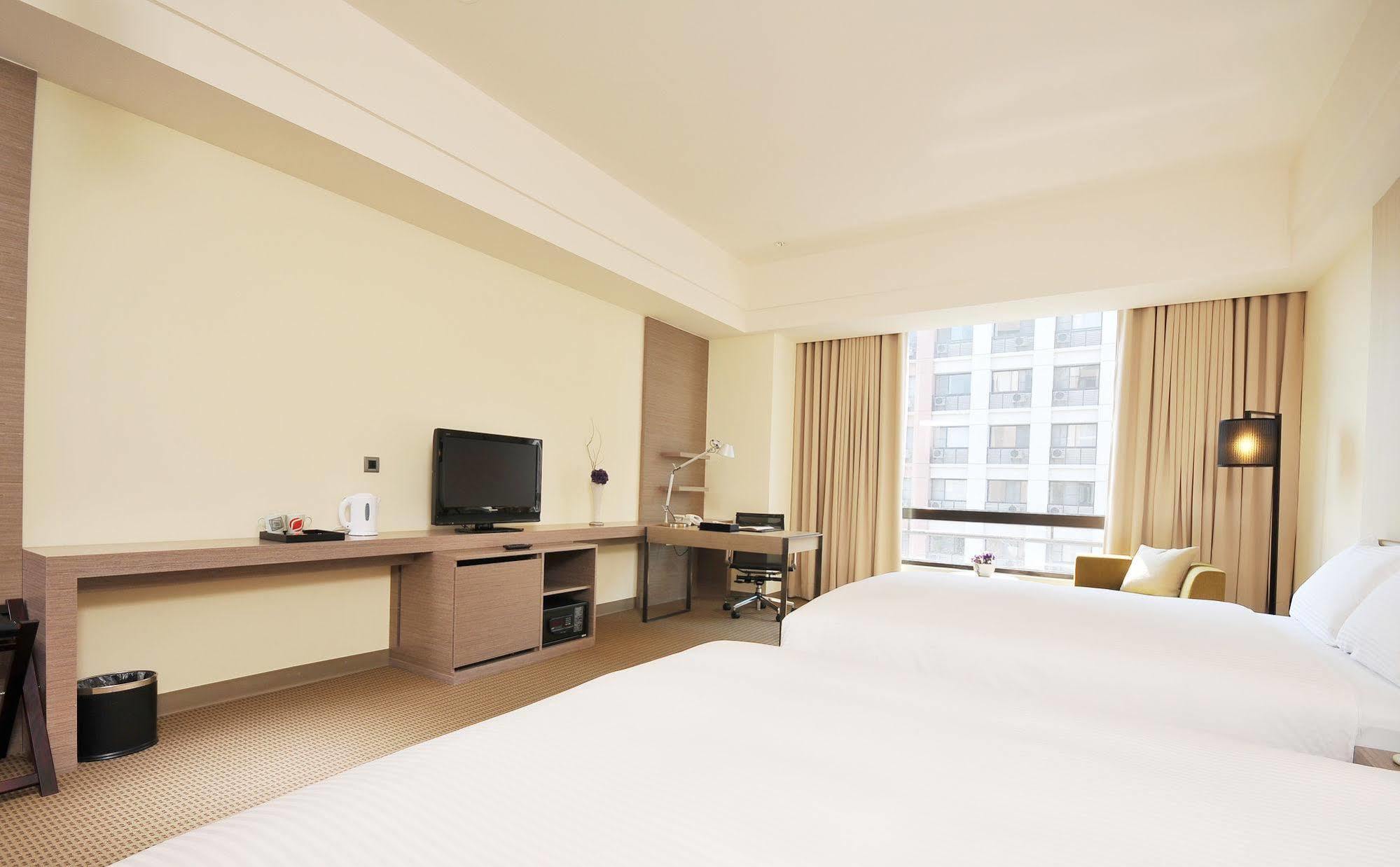 Academy Hotel Тайнан Екстериор снимка