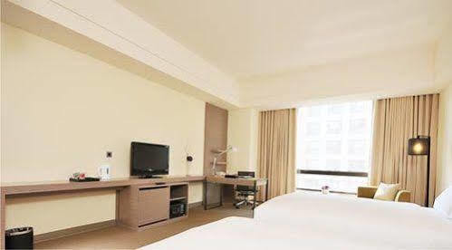Academy Hotel Тайнан Екстериор снимка