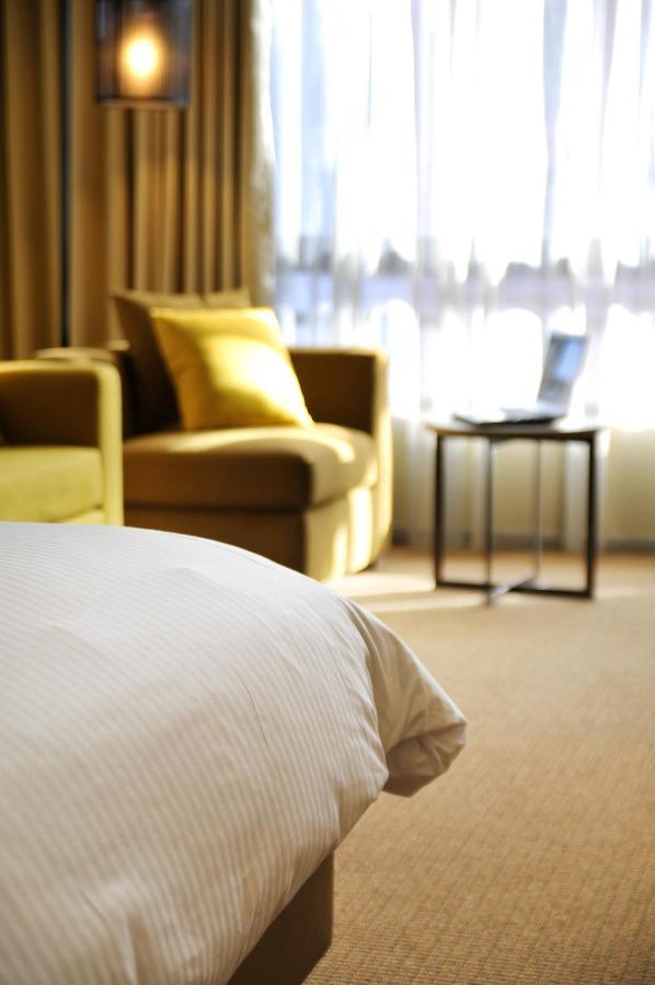 Academy Hotel Тайнан Екстериор снимка