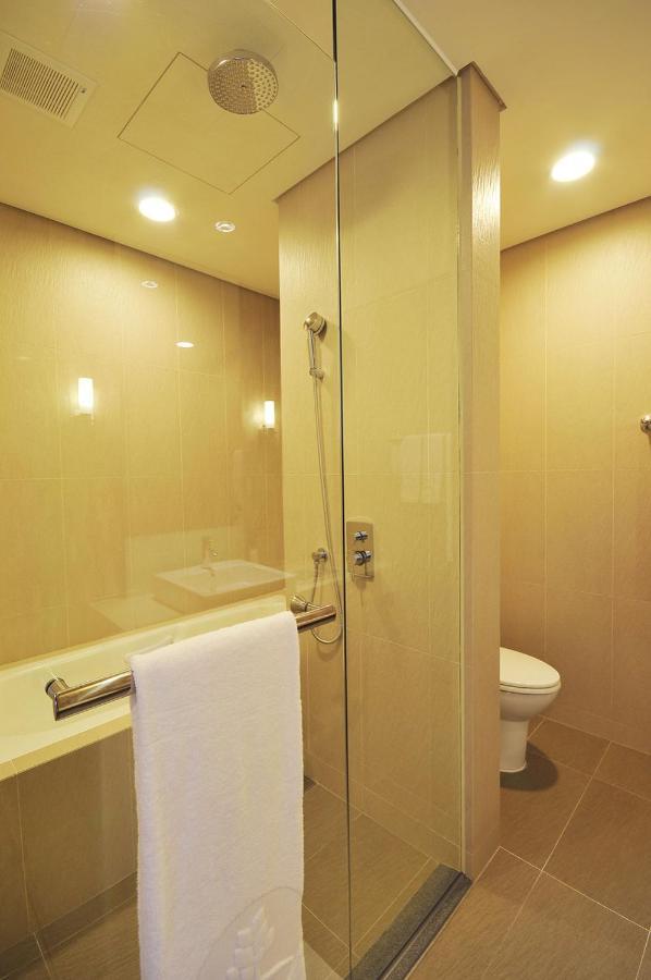 Academy Hotel Тайнан Екстериор снимка