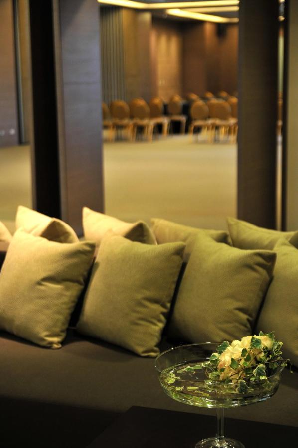 Academy Hotel Тайнан Екстериор снимка