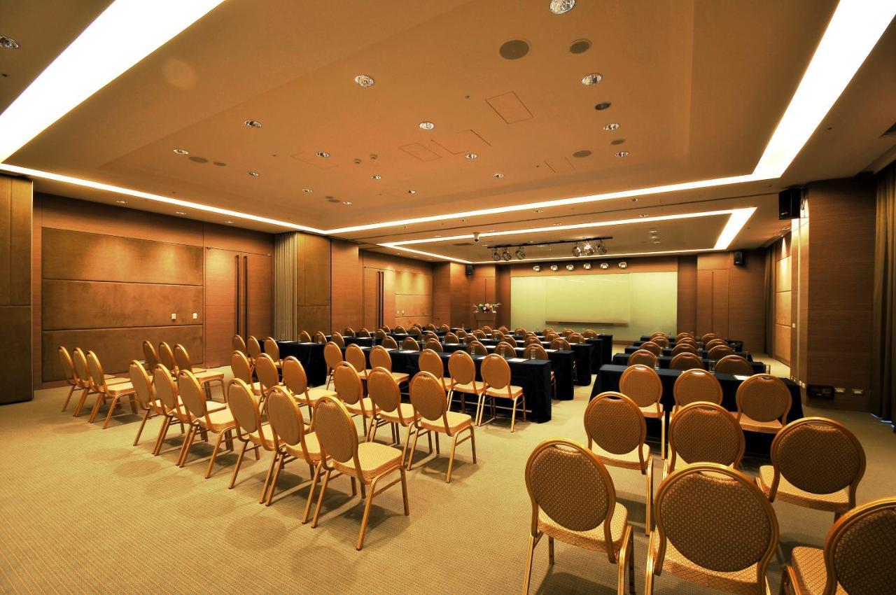 Academy Hotel Тайнан Екстериор снимка
