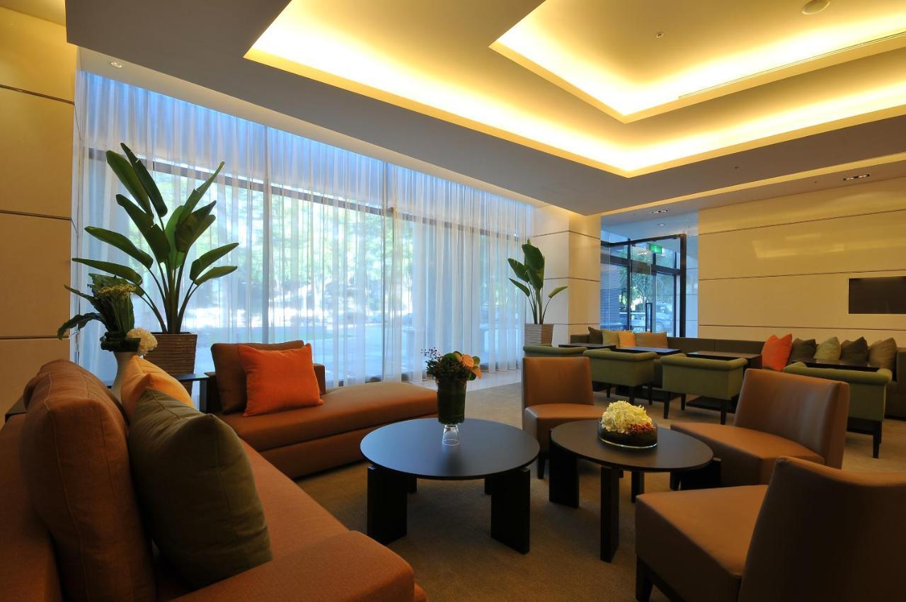 Academy Hotel Тайнан Екстериор снимка