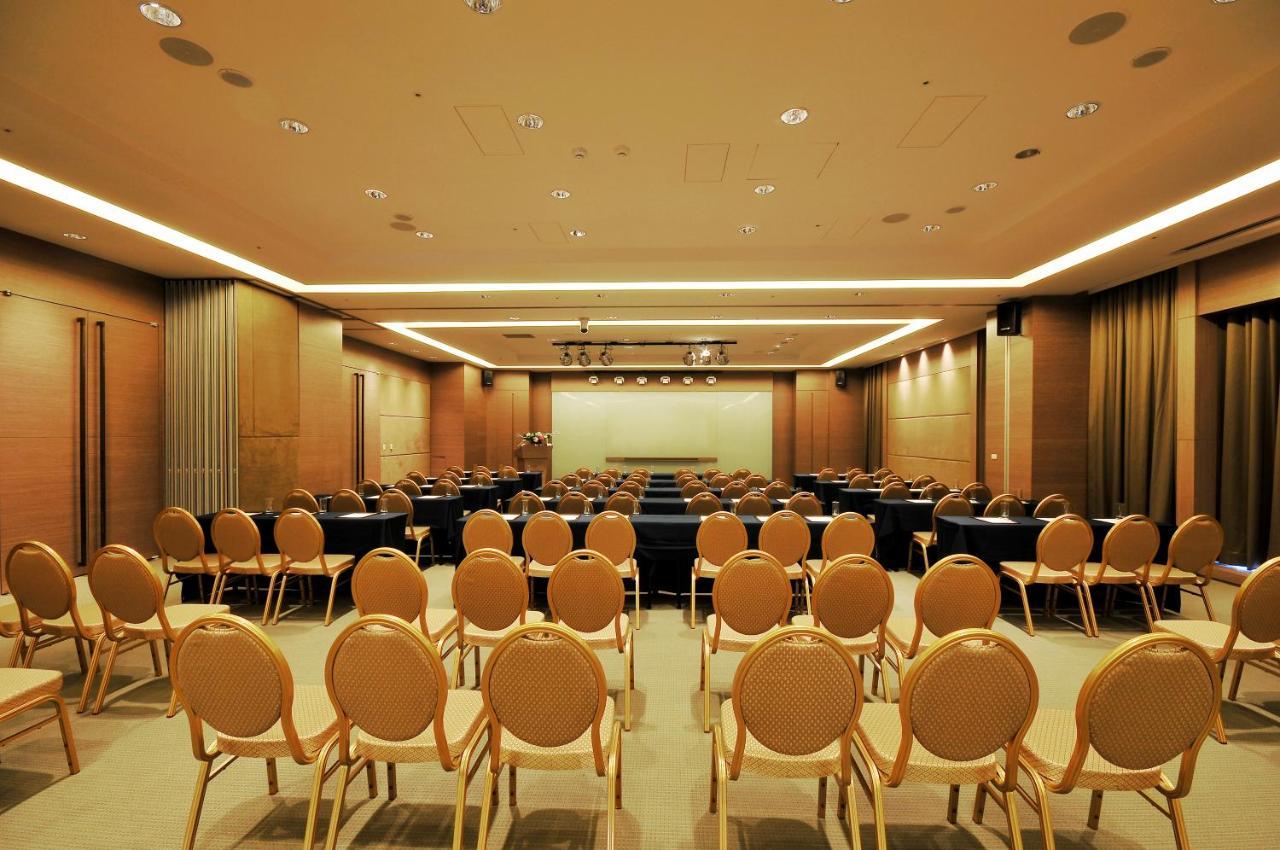 Academy Hotel Тайнан Екстериор снимка