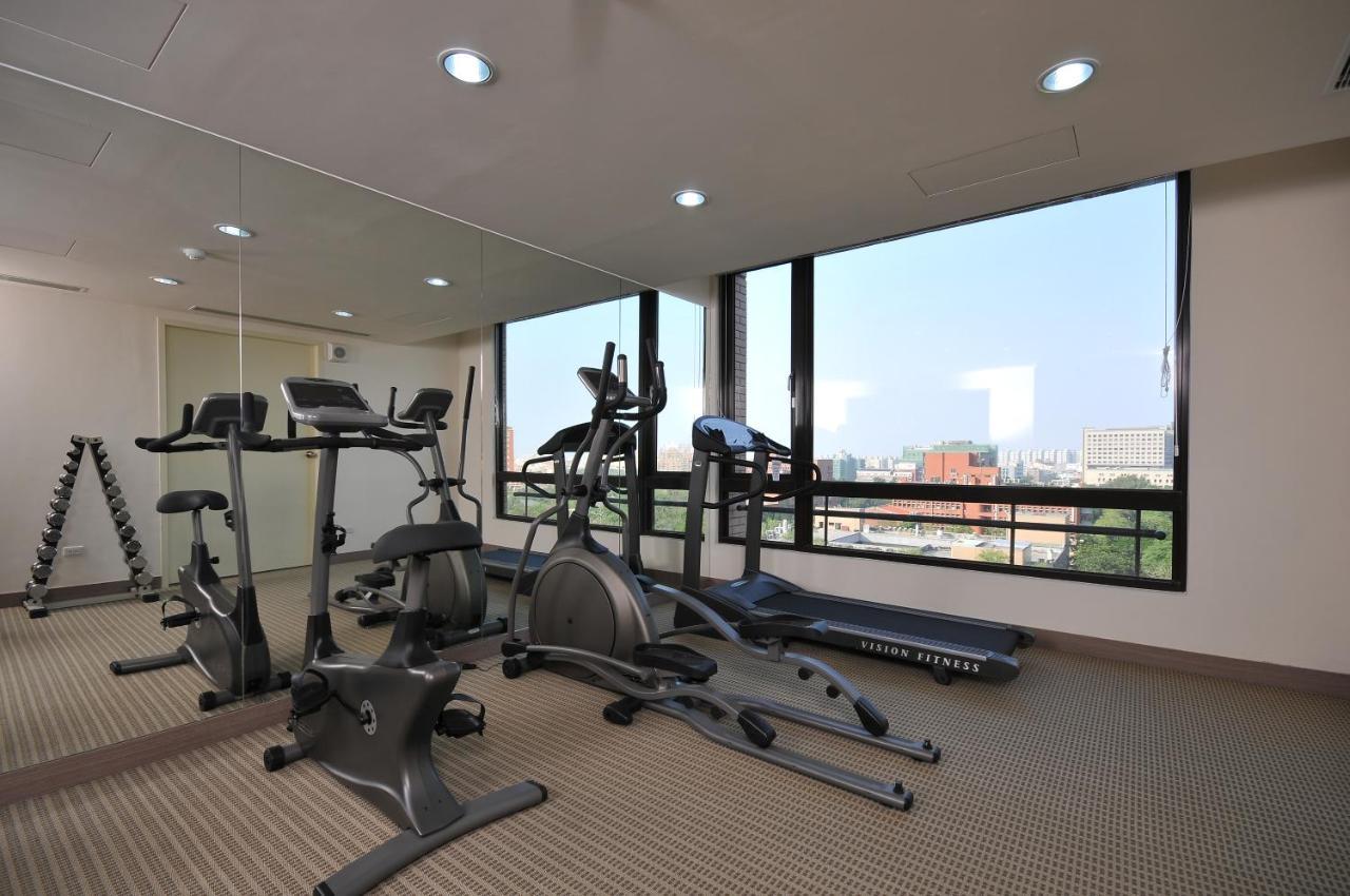 Academy Hotel Тайнан Екстериор снимка