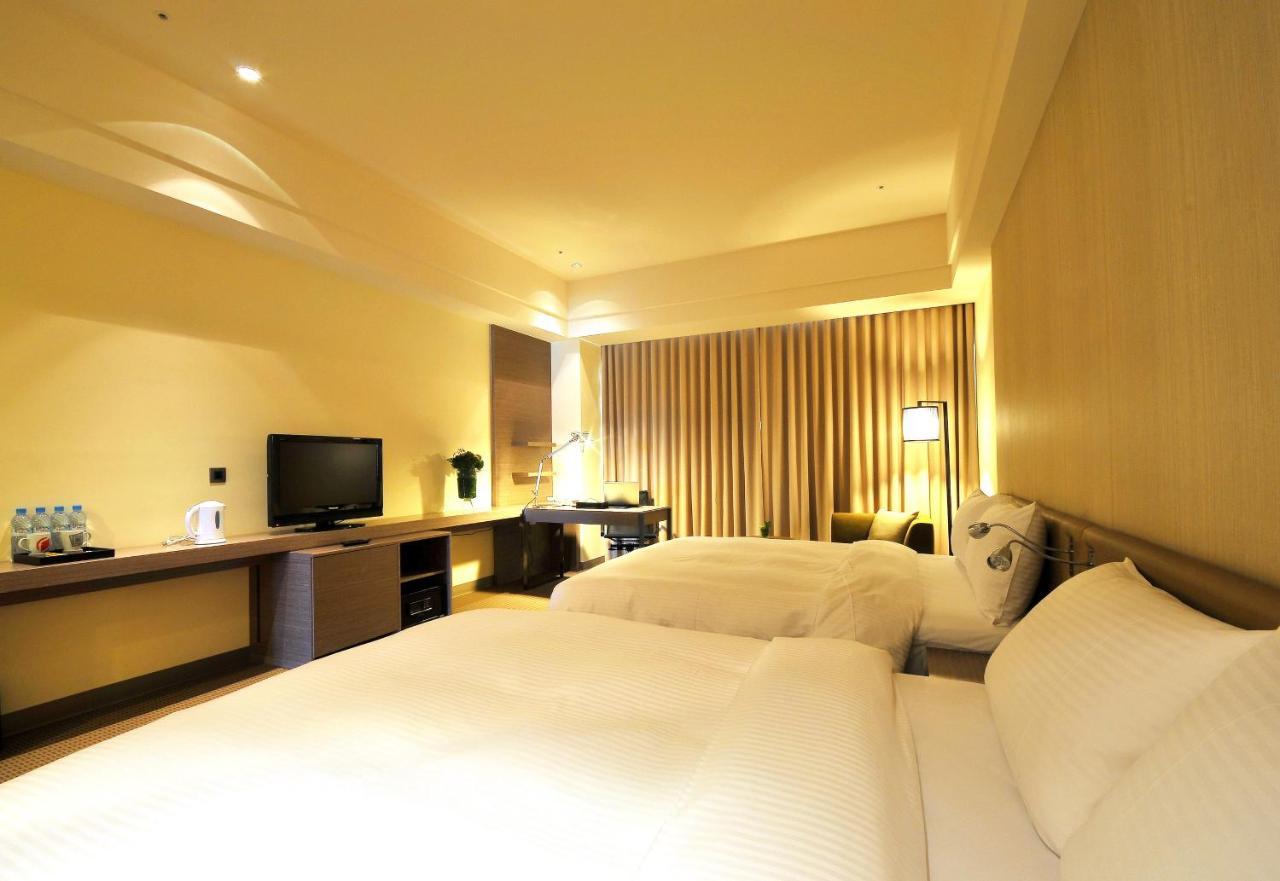 Academy Hotel Тайнан Екстериор снимка