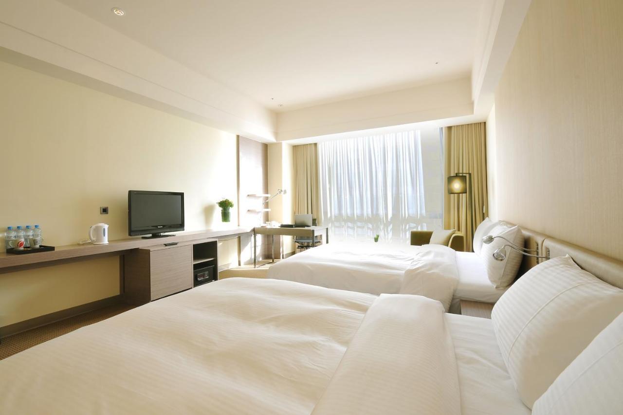 Academy Hotel Тайнан Екстериор снимка