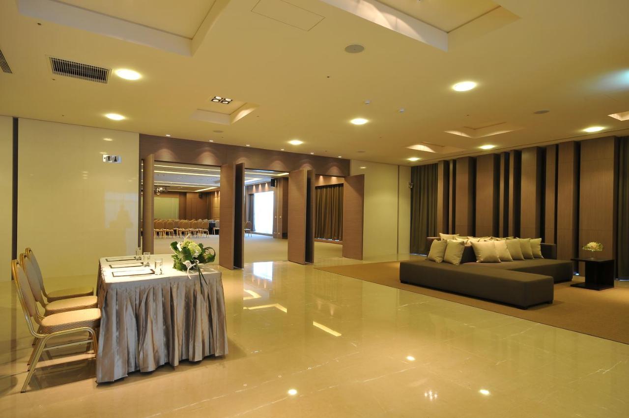 Academy Hotel Тайнан Екстериор снимка